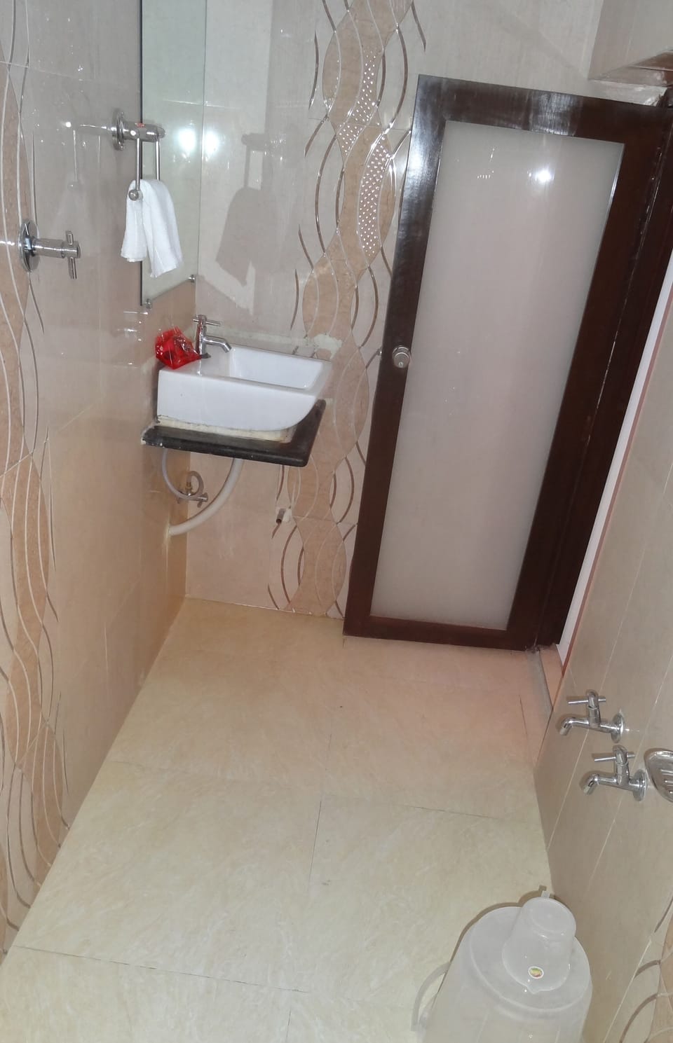 Deluxe Double Room | Bathroom | Combined shower/tub, rainfall showerhead, towels