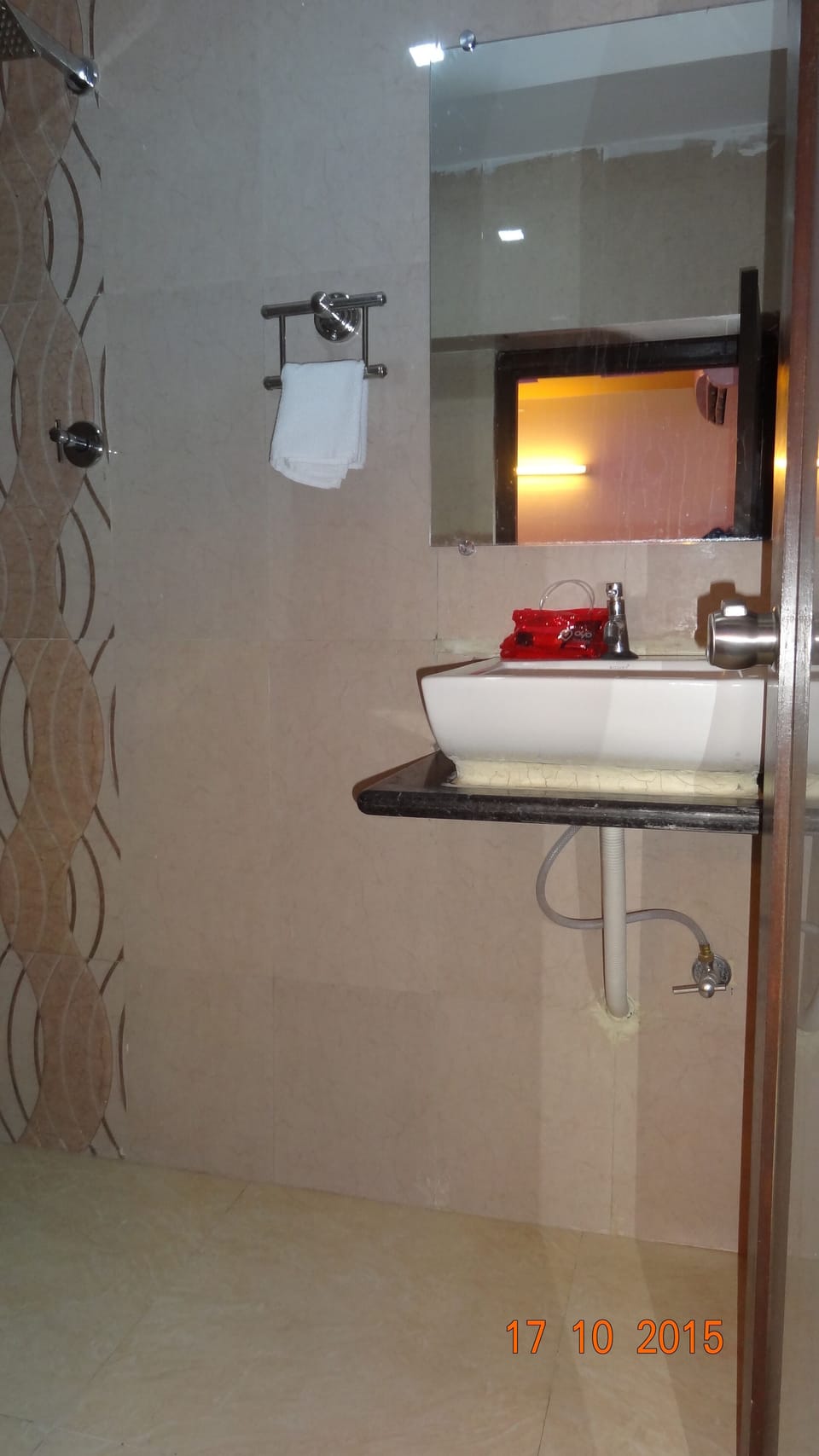 Combined shower/tub, rainfall showerhead, towels