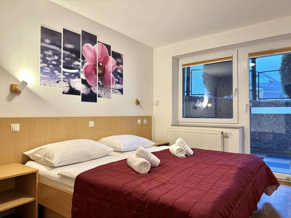 Double Room | WiFi (free), bed sheets