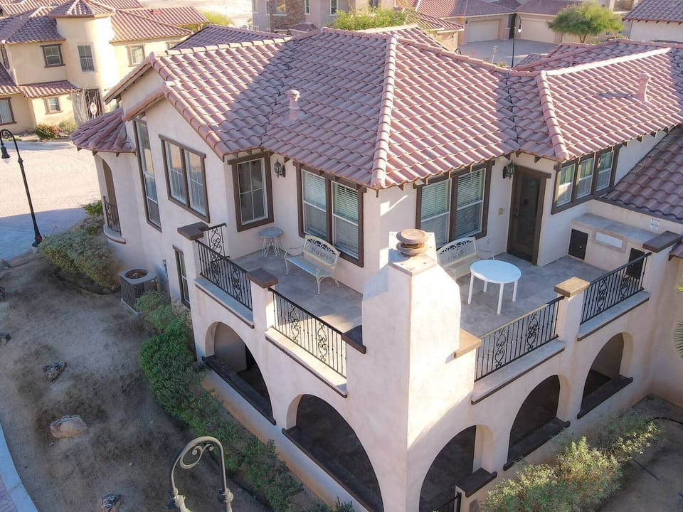 Over 1,900 sq. ft. with 3 bedrooms, 3 baths, a chef's kitchen upstairs, two living rooms, an upstairs patio with a gas BBQ, and golf course views.