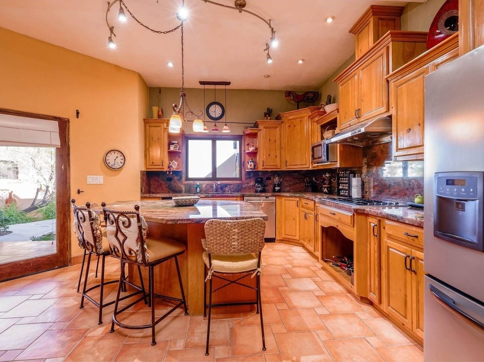 The kitchen comes fully equipped with a microwave, refrigerator, and essential cookware  – perfect for preparing meals during your stay. Free Wi-Fi and on-site parking included.