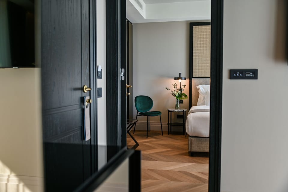 Superior Suite | Minibar, in-room safe, desk, soundproofing