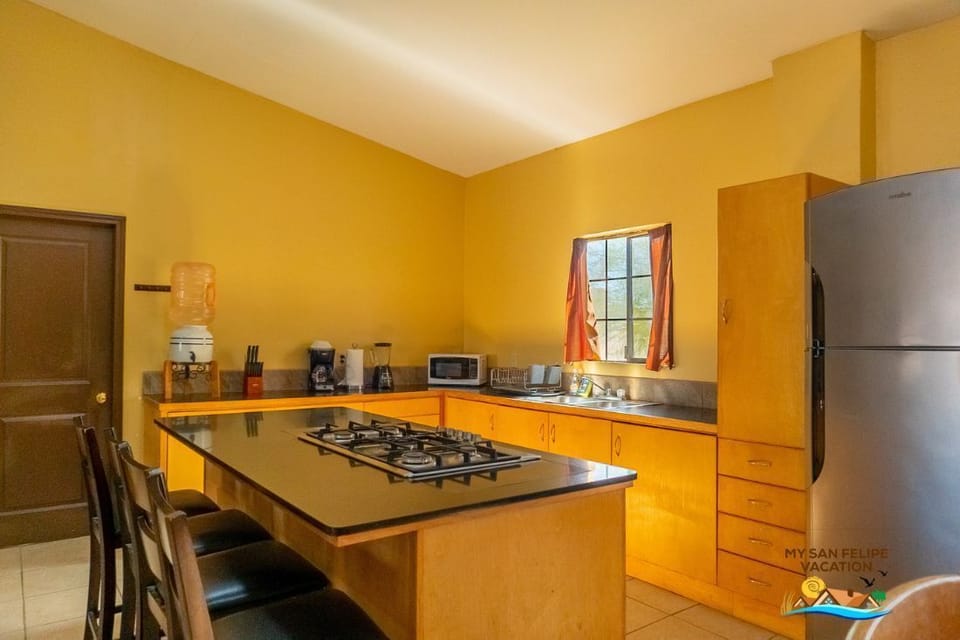Prepare fresh meals with ease in the well-designed kitchen area of this Casa Aqua Vista rental in Rancho Percebu, San Felipe Baja California. Everything you need for a self-catered beach getaway.