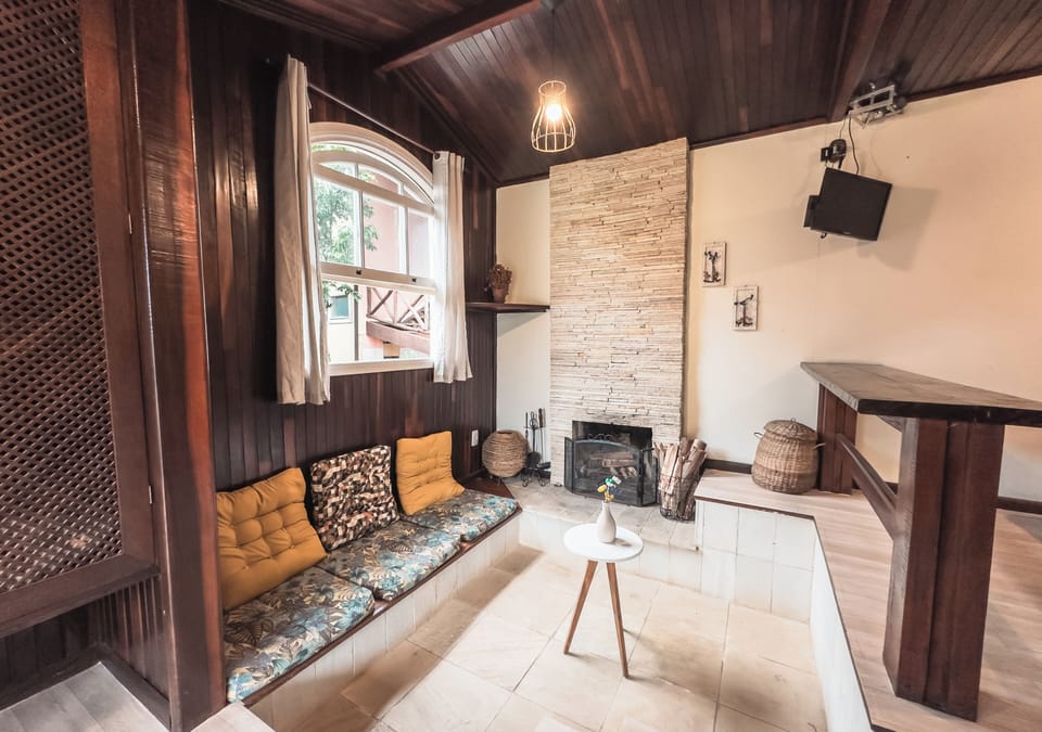 Chalé Aconchego | Minibar, laptop workspace, iron/ironing board, free WiFi