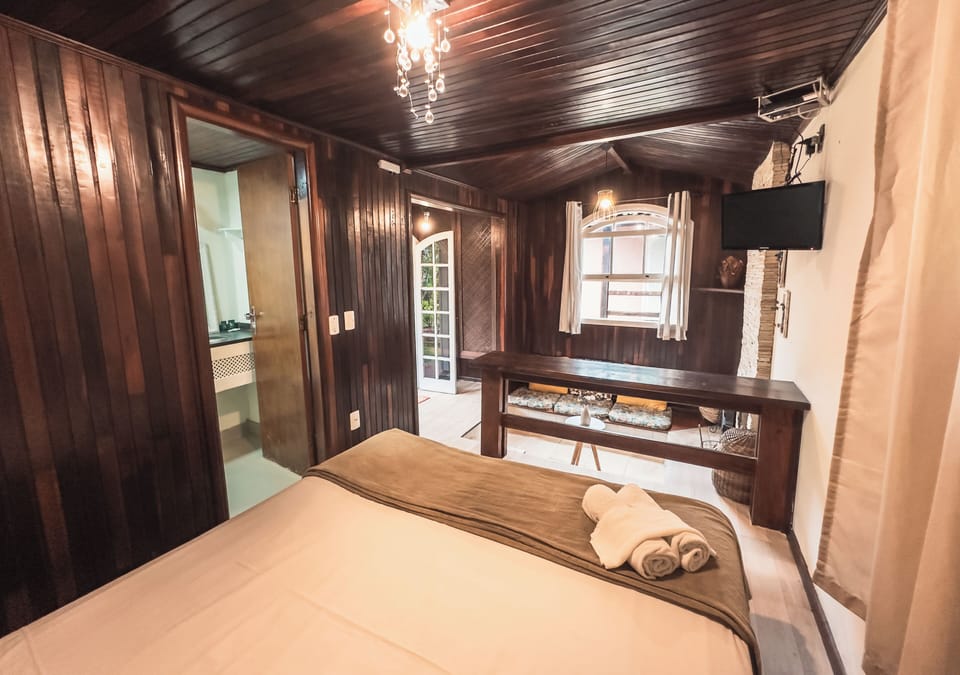 Chalé Aconchego | Minibar, laptop workspace, iron/ironing board, free WiFi