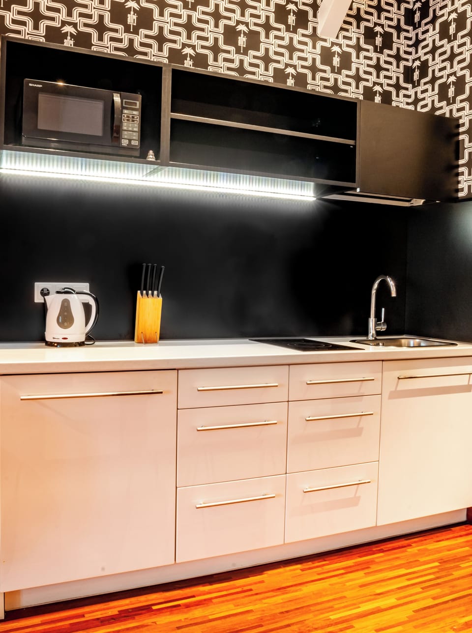 Studio | Private kitchen | Fridge, stovetop, cookware/dishes/utensils, freezer