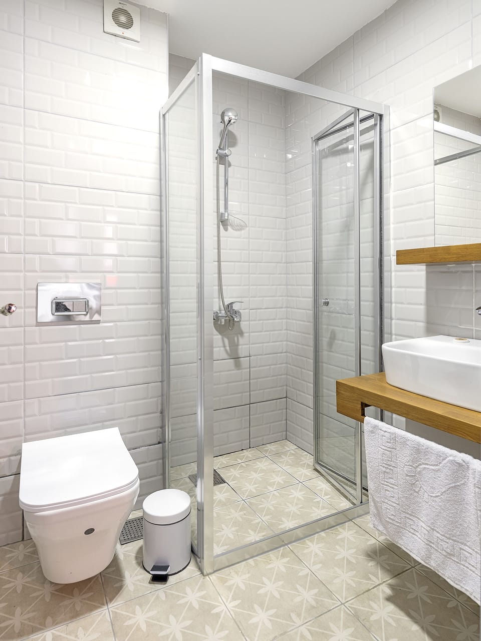 Shower, rainfall showerhead, free toiletries, hair dryer
