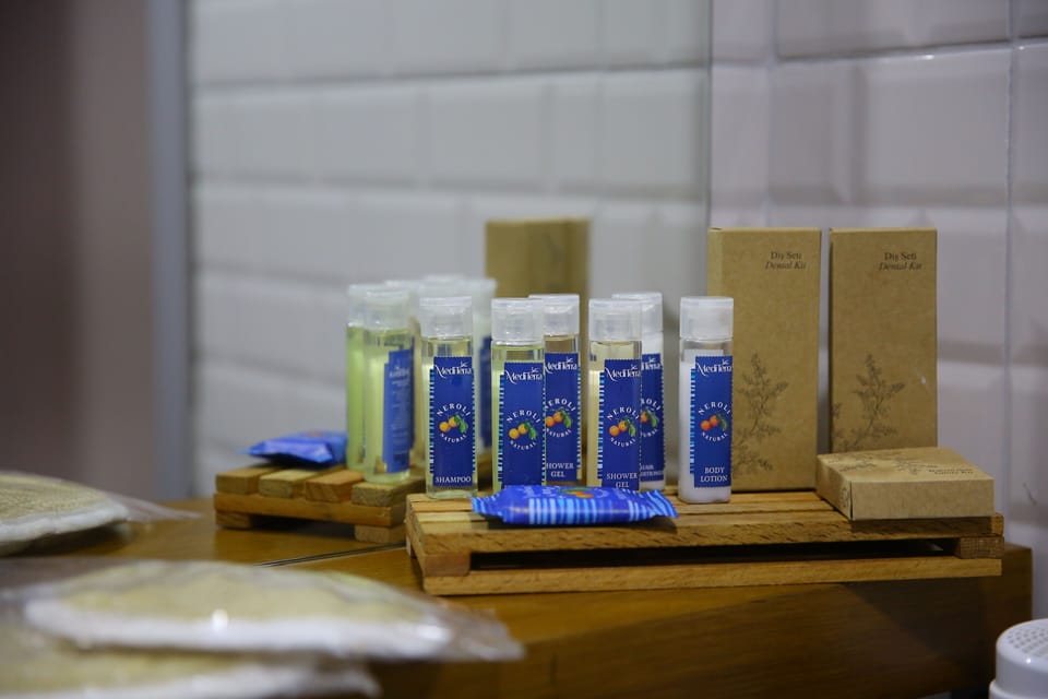 Deluxe Double or Twin Room, Non Smoking | Bathroom | Shower, rainfall showerhead, free toiletries, hair dryer