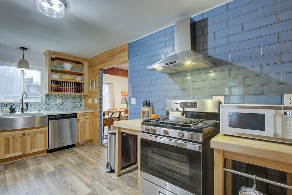 Enjoy meal prepping or serving take-out in our kitchen full stocked w/essentials