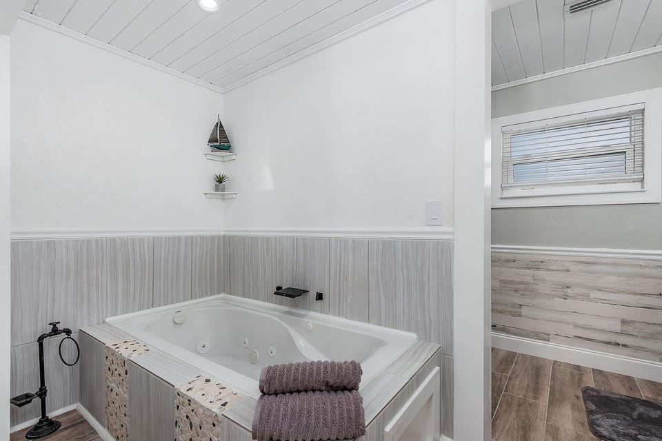 Master Bathroom Tub.