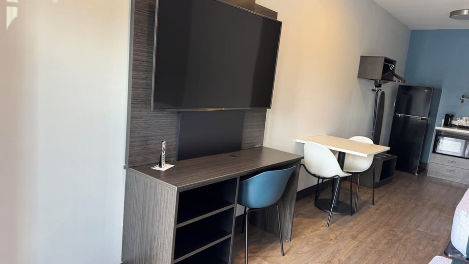 Blackout drapes, free WiFi, bed sheets