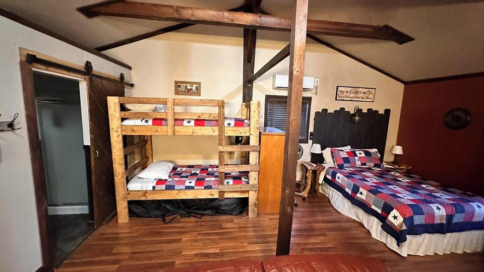 2 bunk beds (4 twin), 1 queen bed, 2 queen floor mattresses, and 1 travel crib. 