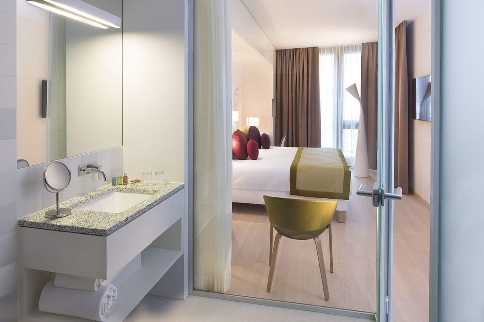 Executive Room | Premium bedding, in-room safe, desk, blackout drapes