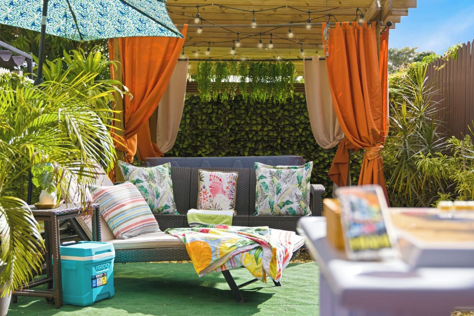 Beautiful patio & relaxing Jacuzzi area