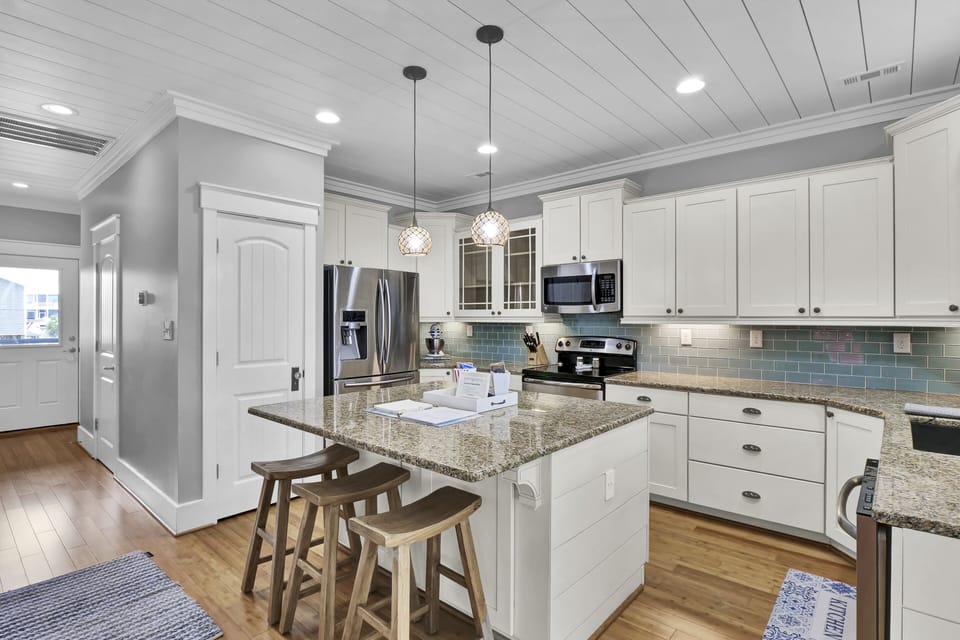 Large kitchen, well appointed!