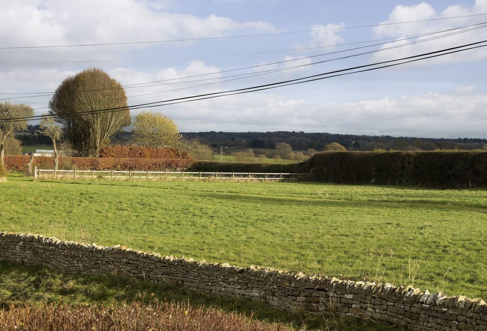 Shepherds Cottage is located in an Area of Outstanding Natural Beauty with stunning walks on the doorstep. Stow on the Wold, Burford, Chipping Campden, Broadway and Chipping Norton are nearby, Cheltenham and Oxford are only a little further afield