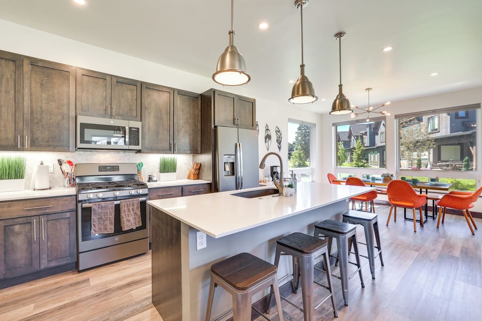 Kitchen | Fully Equipped | Coffee Maker | Crockpot | Toaster | 1st Floor