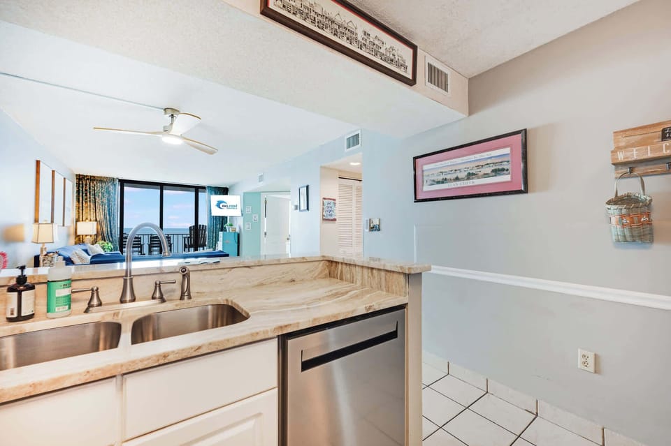 Spacious Kitchen with Everything You Need ✨

