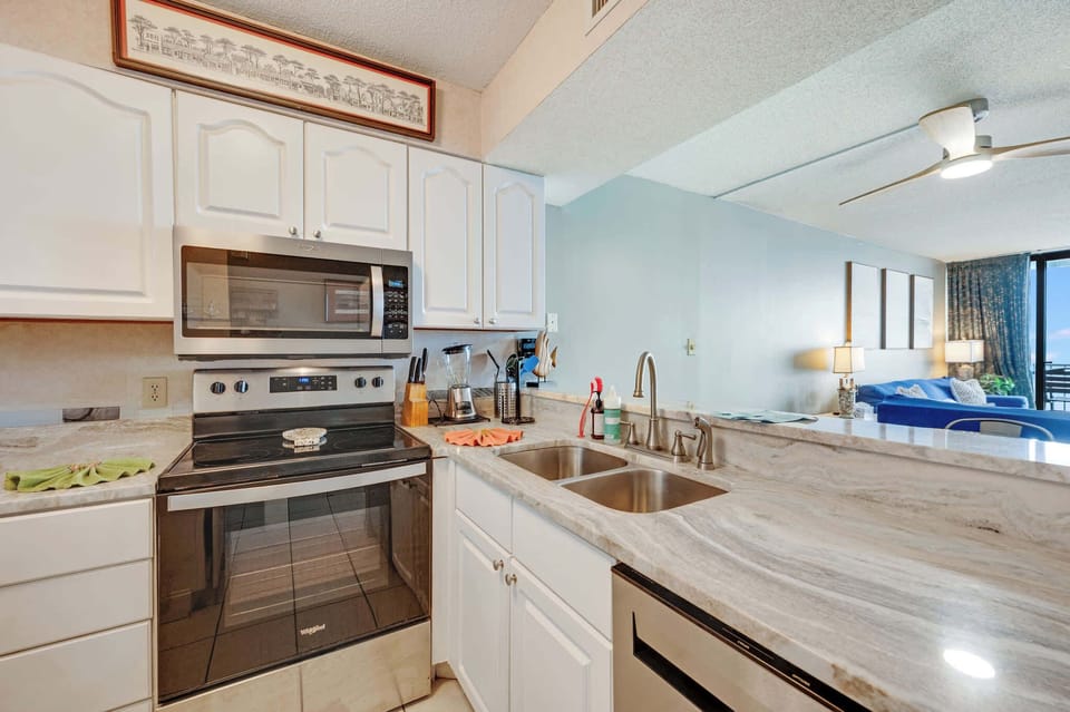 Spacious Kitchen with Everything You Need ✨
