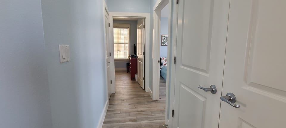 Hallway to bedrooms.