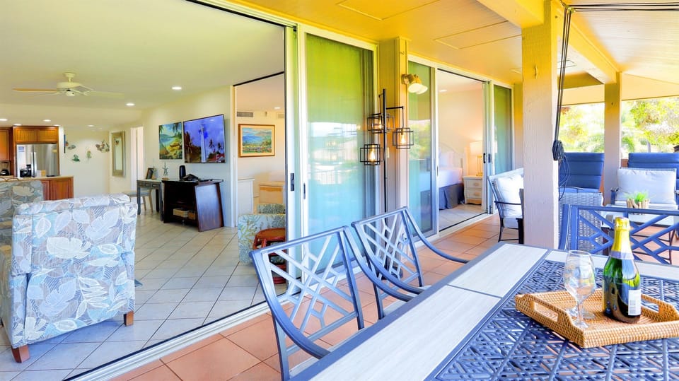 Outdoor seating and dining on the lanai.