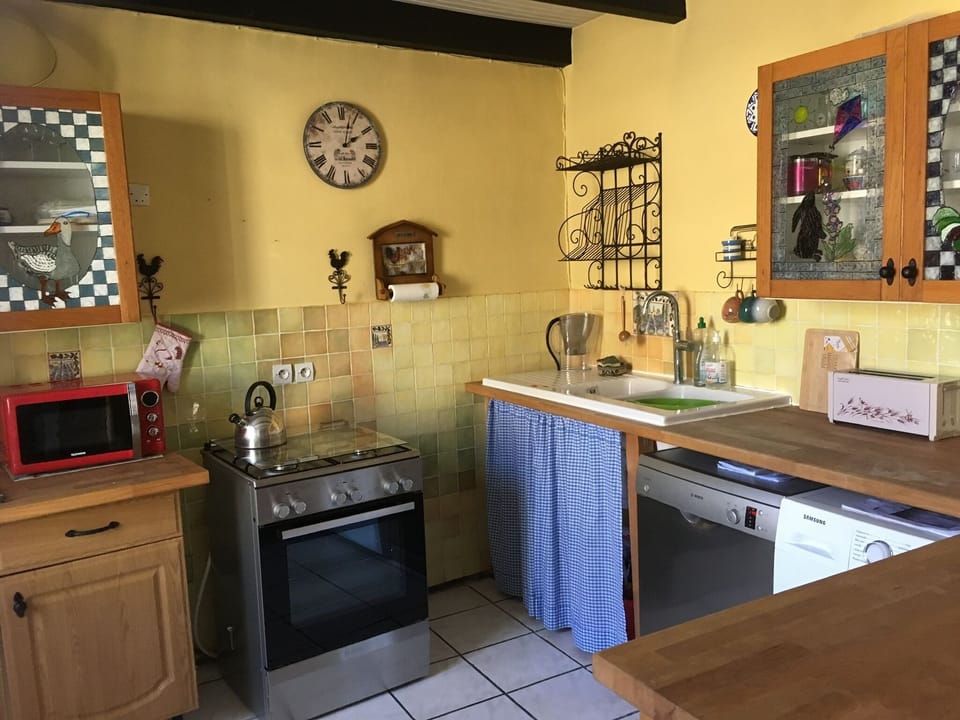 Kitchen, with gas cooker and electric oven, dishwasher and washing machine
