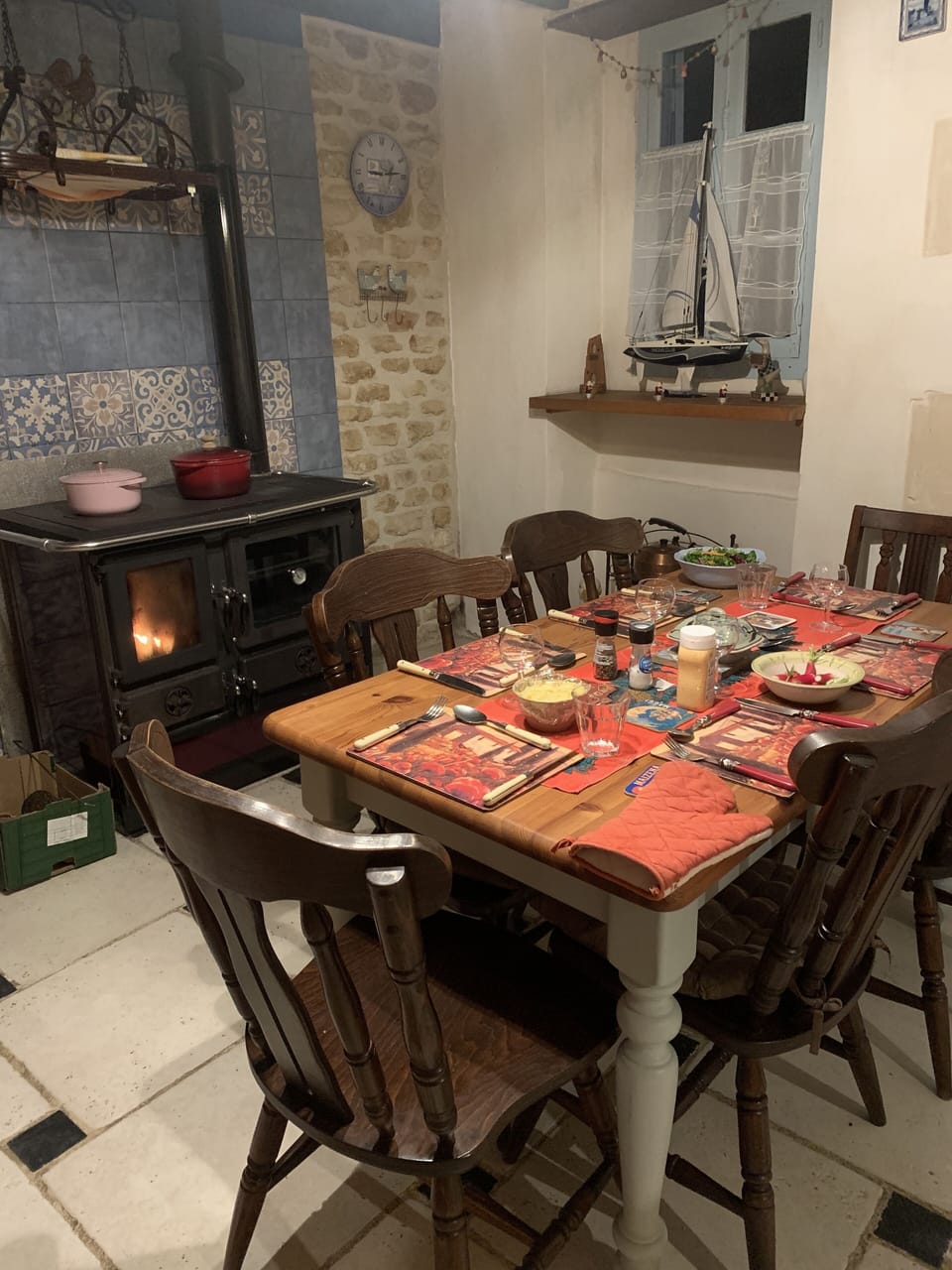 Warm in winter, you can cook by the fire