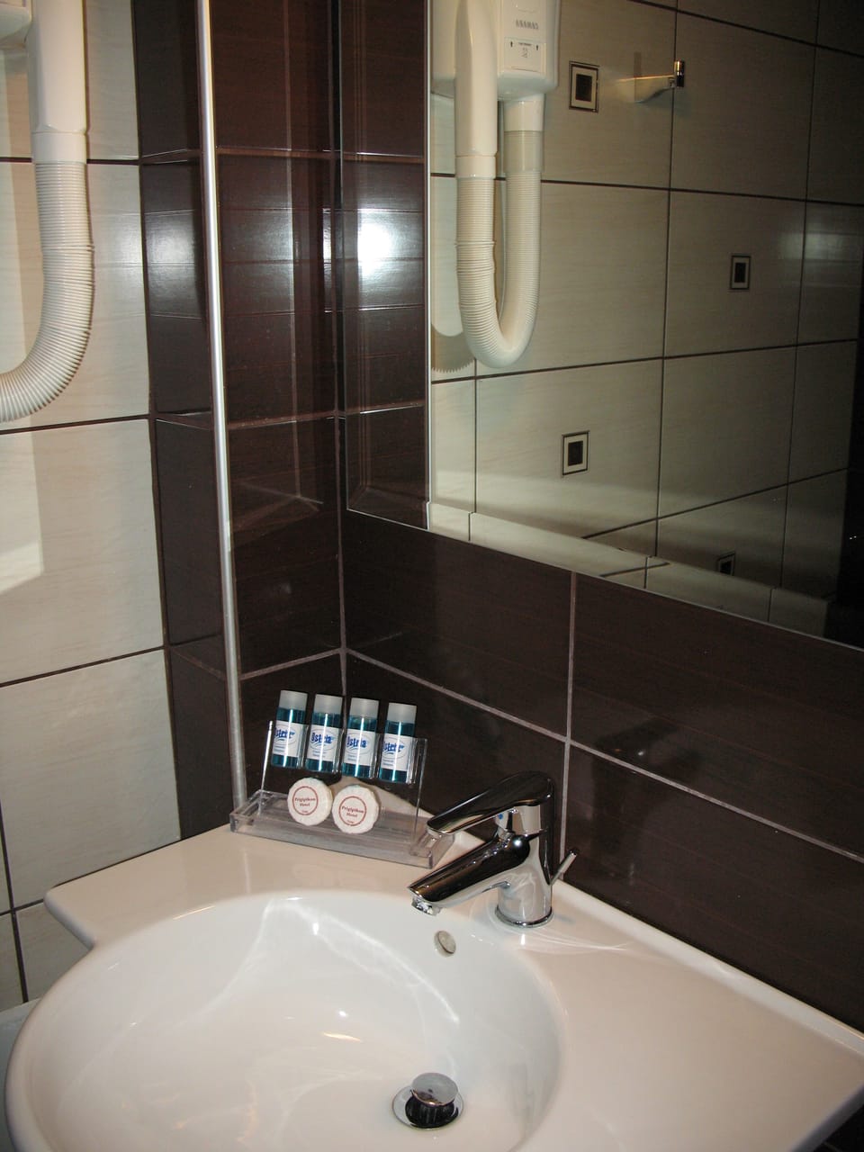Superior Studio Suite | Premium bedding, down comforters, laptop workspace, WiFi (free)