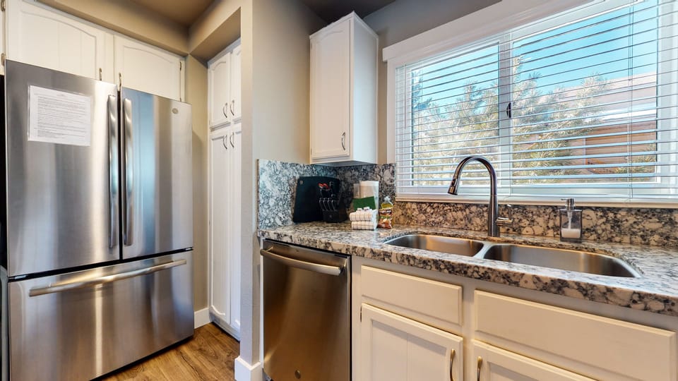 Condo, 1 Bedroom | Private kitchen | Fridge, oven, coffee/tea maker, toaster
