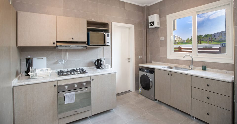Fridge, microwave, dishwasher, cookware/dishes/utensils