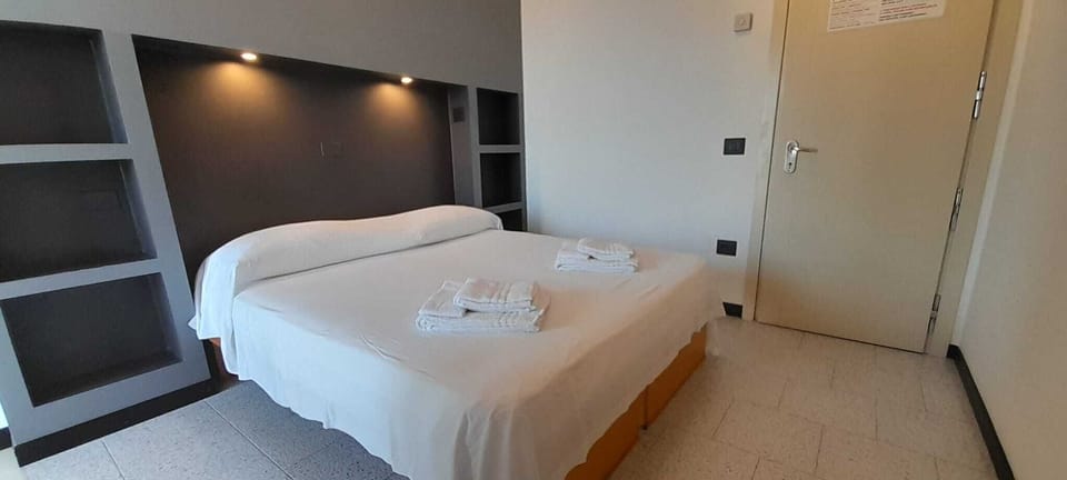 Minibar, in-room safe, WiFi (free), bed sheets
