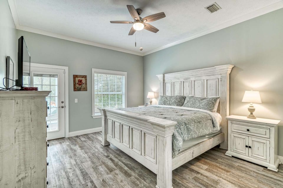 King Suite with private entrance to backyard