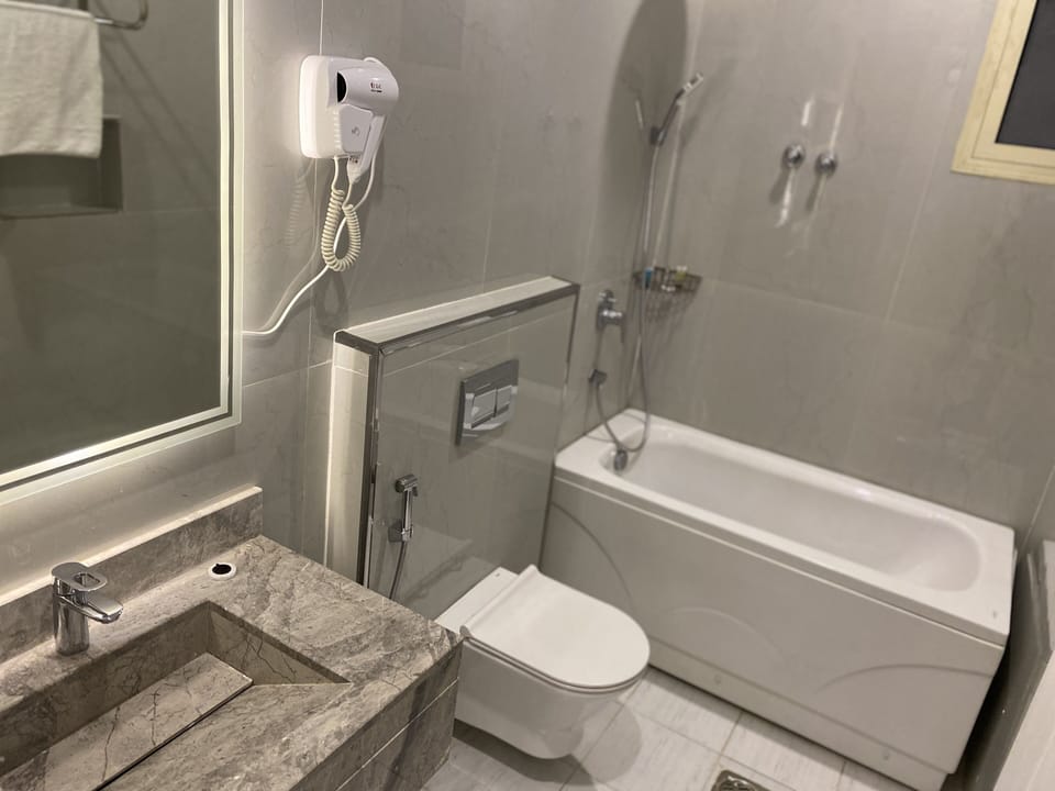 Combined shower/tub, rainfall showerhead, free toiletries, hair dryer