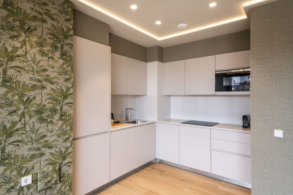 Full-size fridge, microwave, stovetop, dishwasher