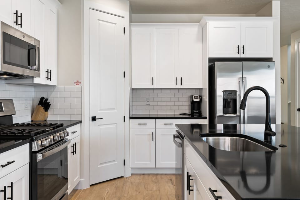 Townhome, 5 Bedrooms | Private kitchen | Fridge, oven, coffee/tea maker, toaster