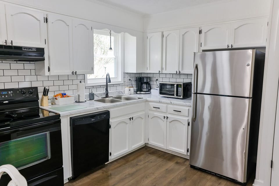 Fully stocked kitchen with all your kitchen appliances to cook a nice meal.