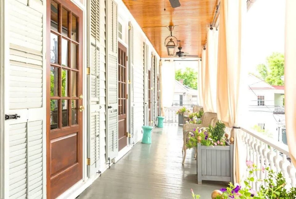 Spacious Private Porch w Seating!