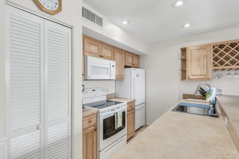 Kitchen area/ freezer with ice maker 