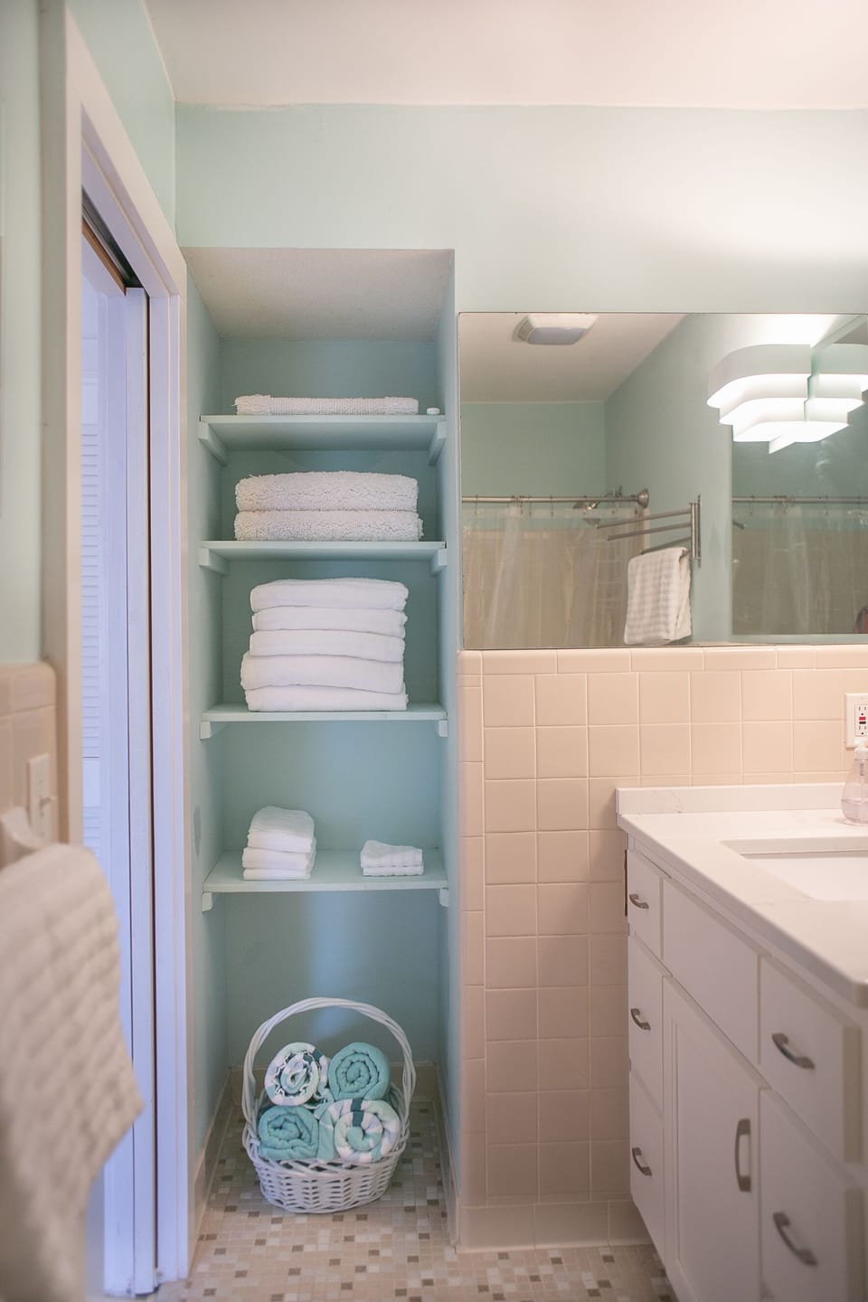 Master bath, fluffy white towels