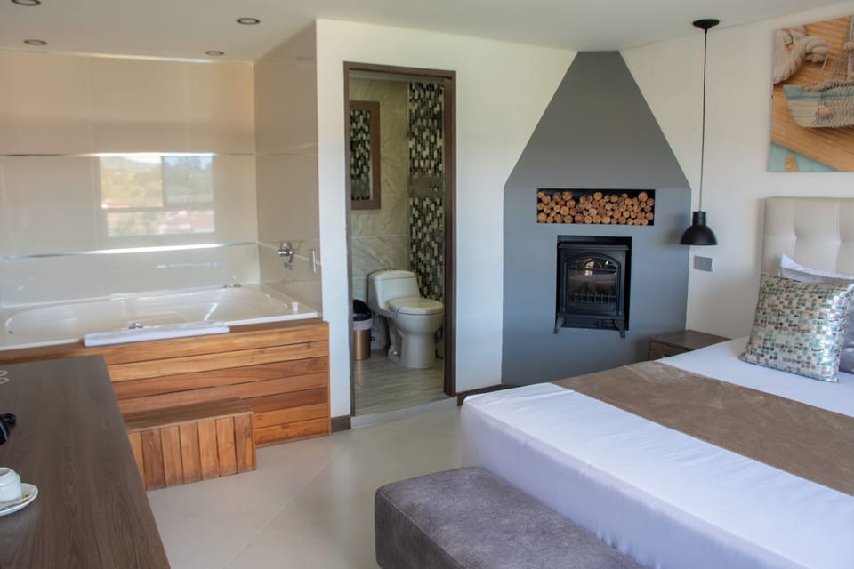 Luxury Suite | Hypo-allergenic bedding, minibar, free WiFi, bed sheets