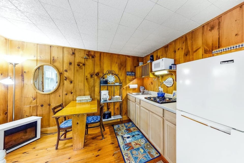 Kitchen (stove, microwave, full fridge, coffee maker and more)