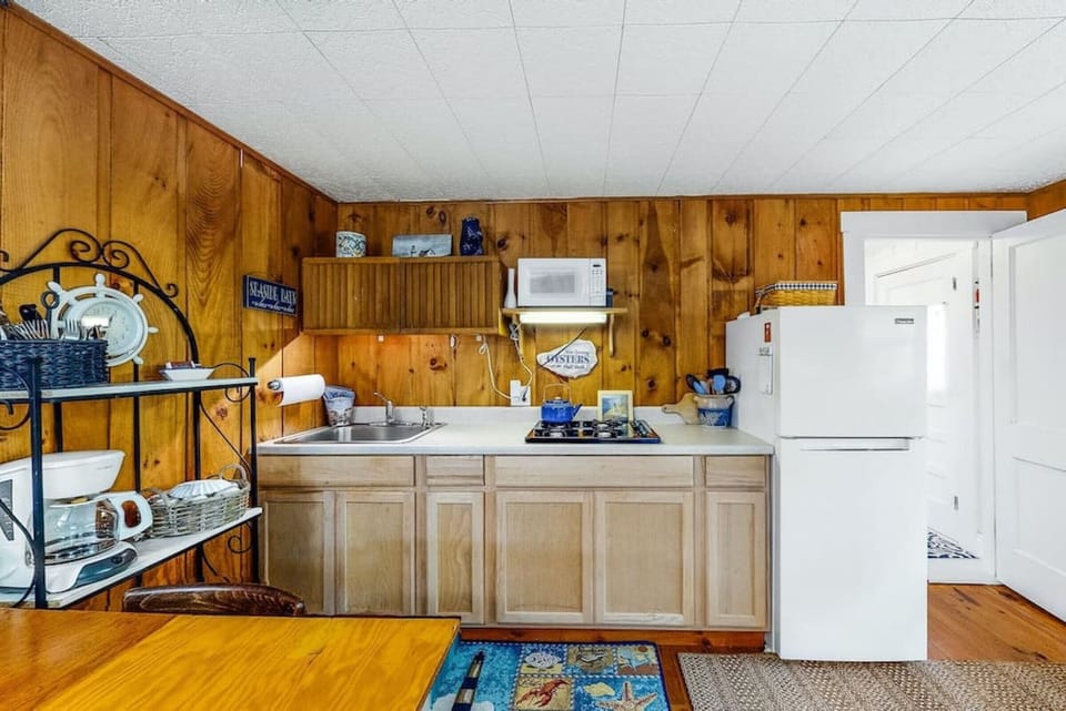 Kitchen (stove, microwave, full fridge, coffee maker and more)