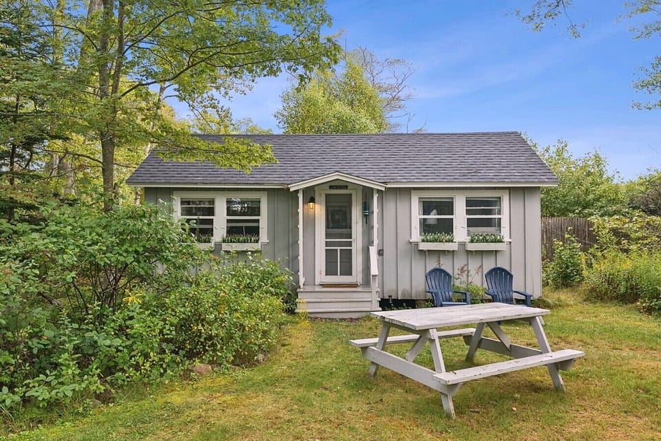 Low TIde Cabin - Picnic Table and Lounge Chairs