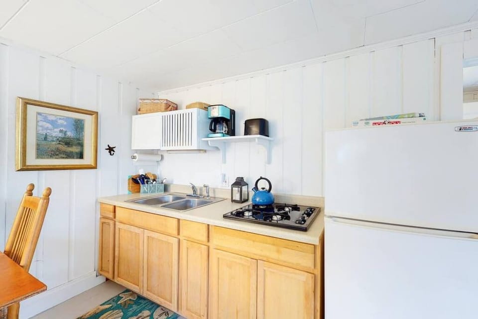 KItchen (with microwave, coffee maker, full fridge and Stove)