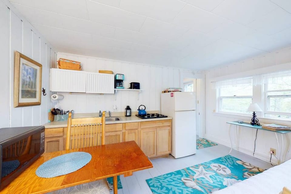 KItchen (with microwave, coffee maker, full fridge and Stove)