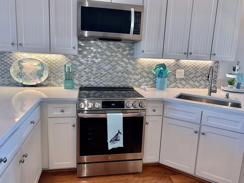 Top of the line LG air fryer oven and convection microwave. Newly renovated!