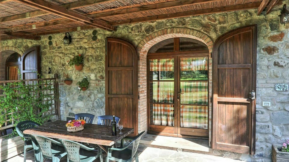 Plant, Window, Table, Building, Wood, Interior Design, Chair, Flowerpot, Floor, Houseplant
