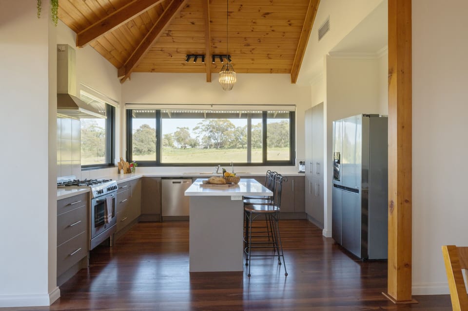Panoramic House | Private kitchen | Full-size fridge, microwave, oven, stovetop
