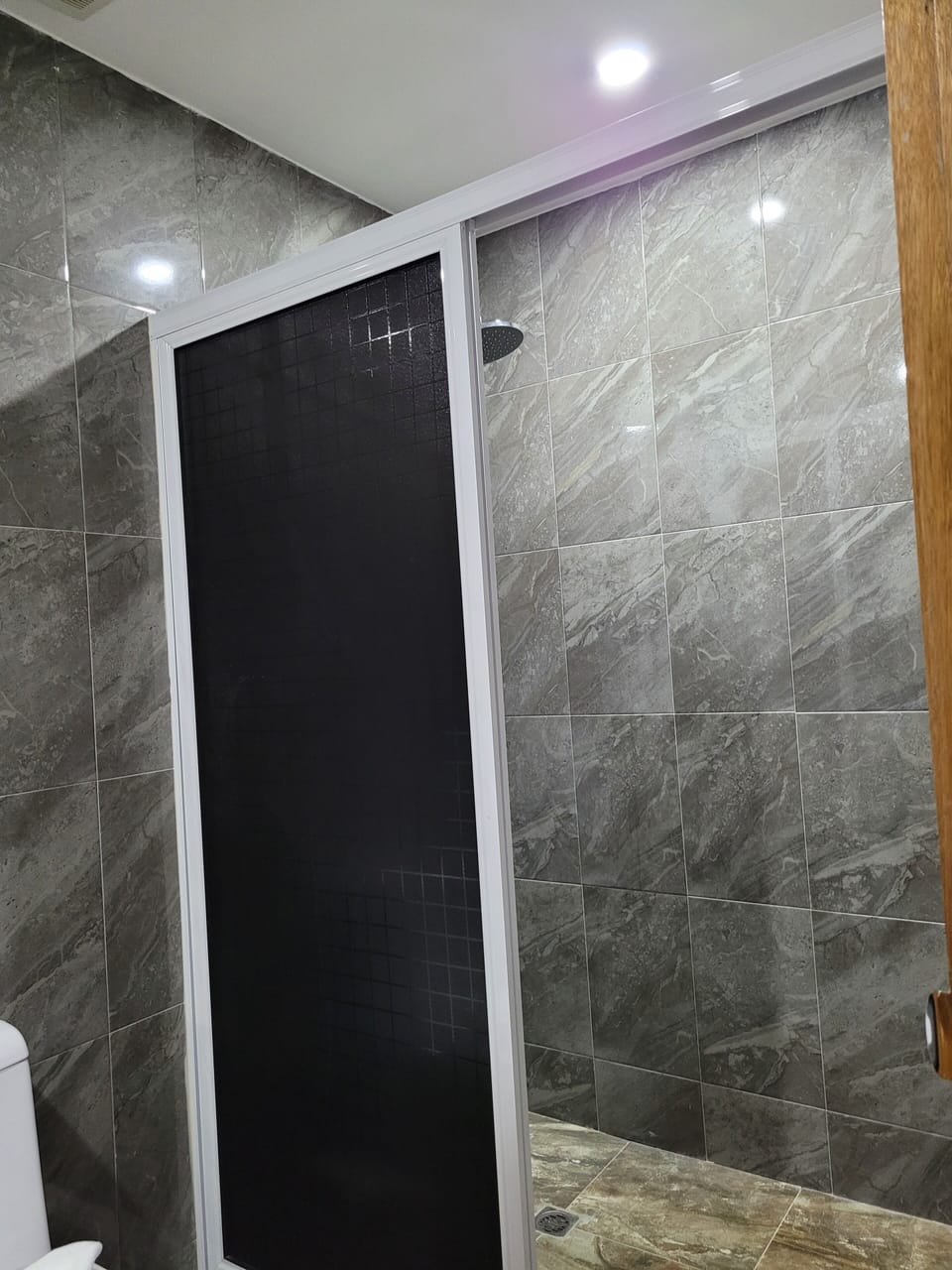 Comfort Triple Room | Bathroom | Shower, rainfall showerhead, slippers, towels