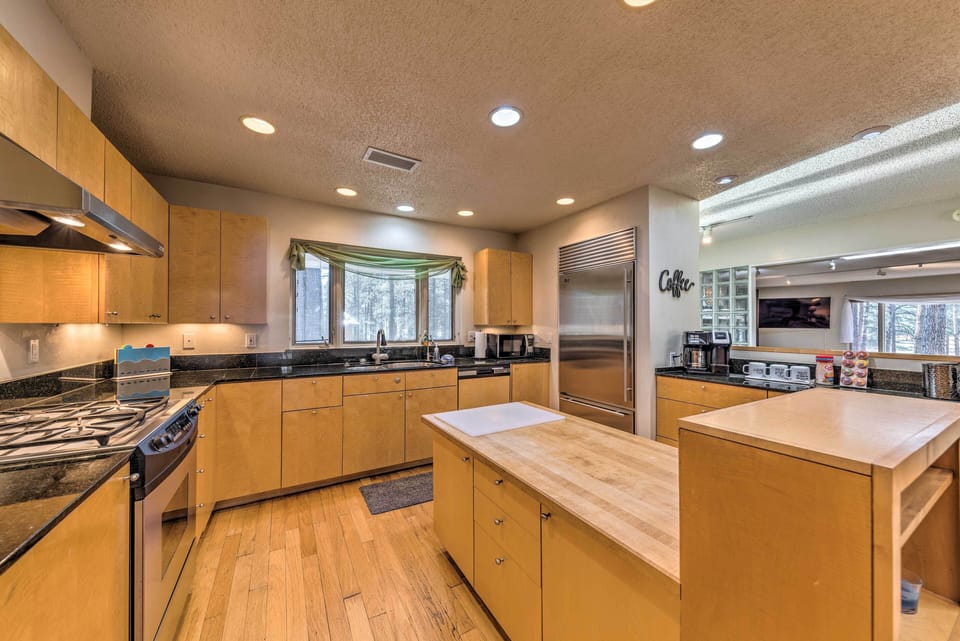 Kitchen | Fully Equipped | Cooking Basics | Ice Maker | Water Filter